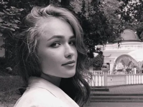 cam cyber live sex model GladysEvitt